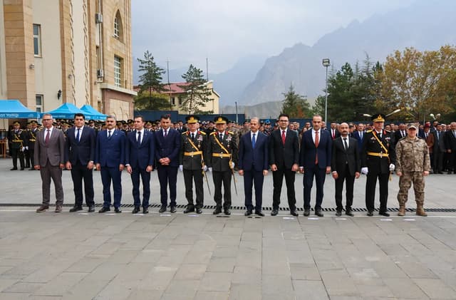 Cumhuriyet'in 103. yılında Hakkari'de çelenk sunma töreni düzenlendi