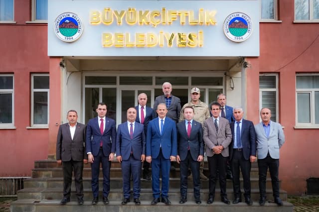 Vali Taşyapan, Büyükçiftlik Belde Belediyesi'ni ziyaret etti